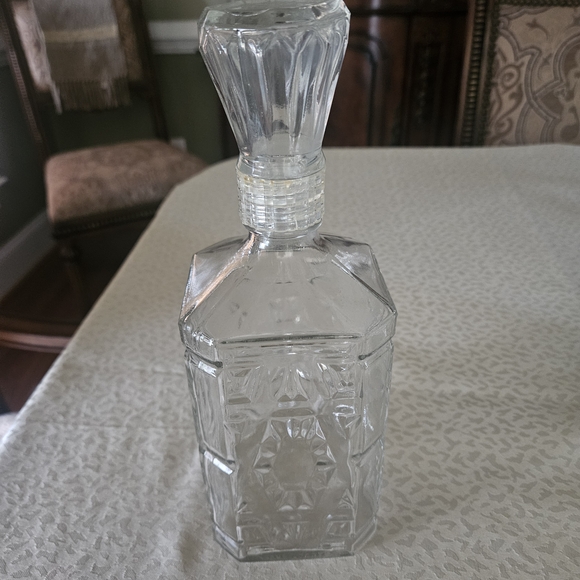 Elegant Clear Glass Decanter - Picture 1 of 3